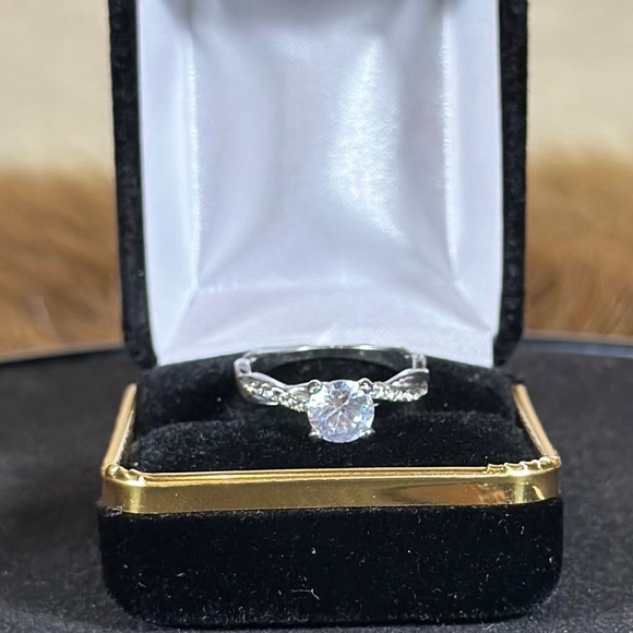 Elegant Silver Diamond Ring - Picture 5 of 7